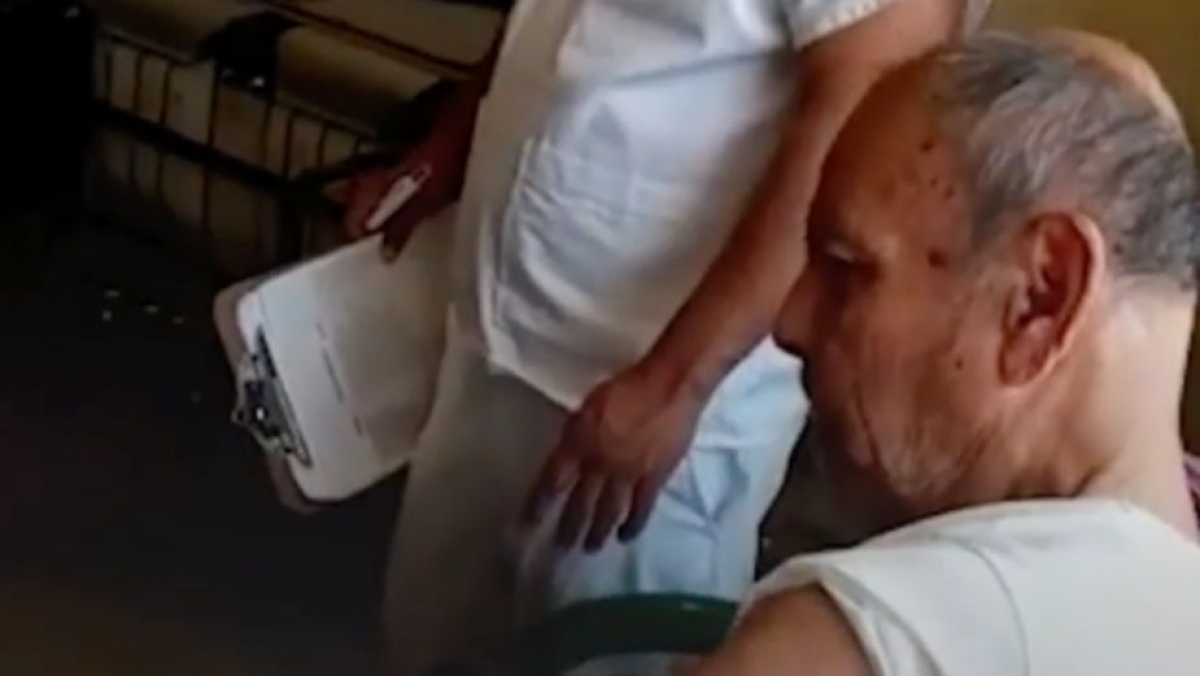 Abuelito se enoja cuando le aplican la vacuna contra COVID-19