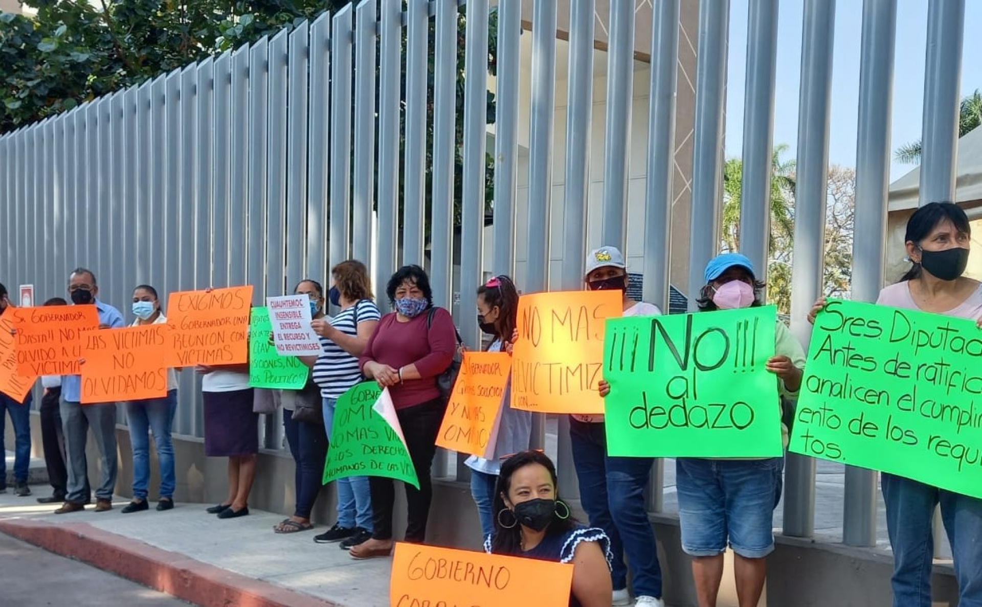Se manifiestan colectivos de víctimas ante el Congreso local