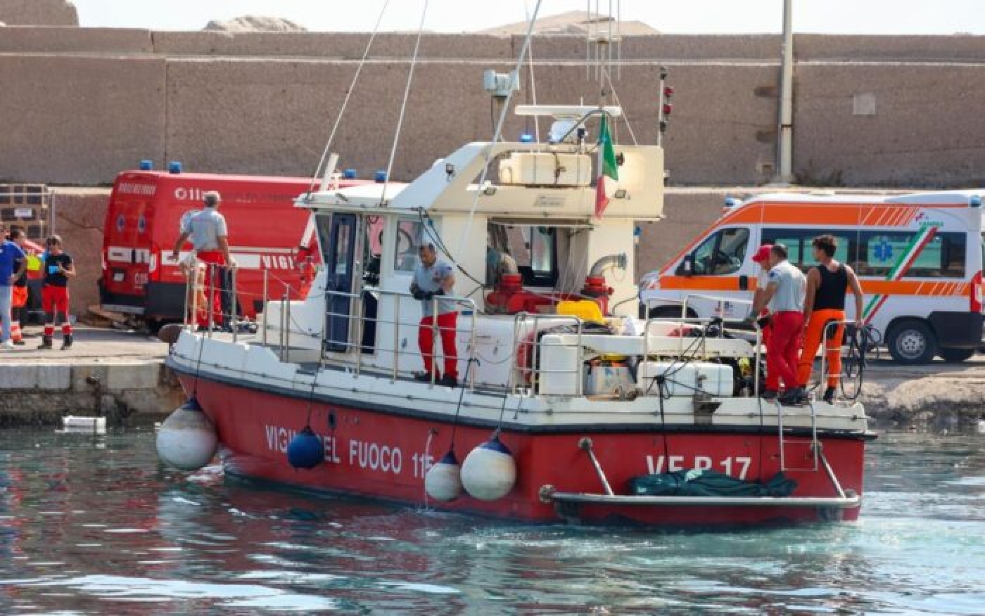 Encuentran cinco cadáveres del naufragio en Sicilia; entre ellos, magnate británico