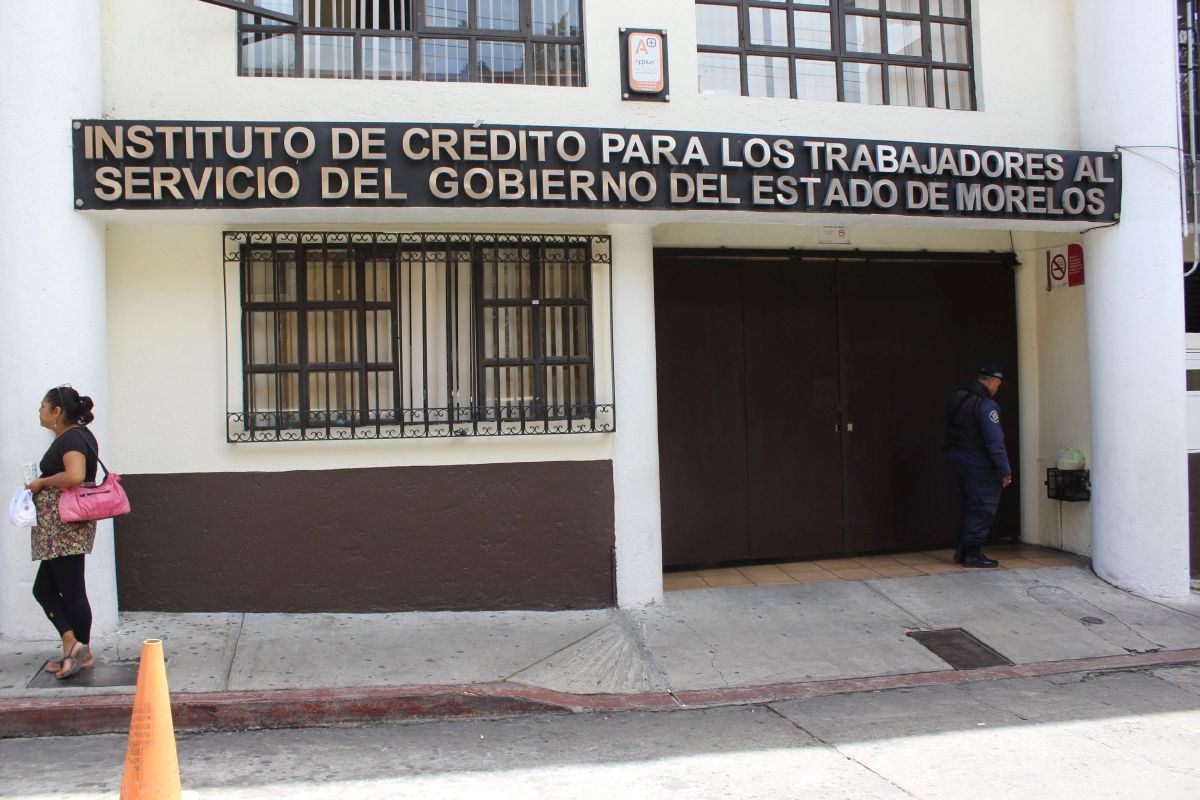 Planean dar más ventajas a burócratas estatales