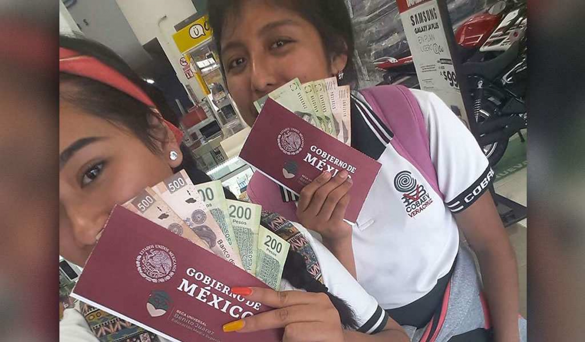 La historia detrás de la foto de las estudiantes con las becas de AMLO