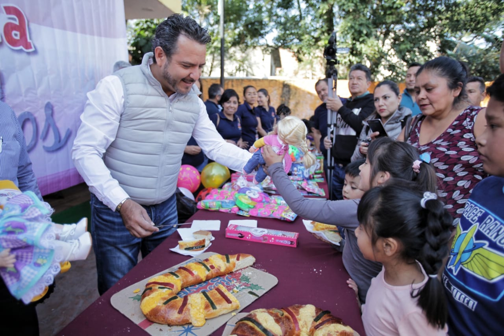 Parte edil capitalino rosca de reyes y entrega juguetes en Santa María Ahuacatitlán