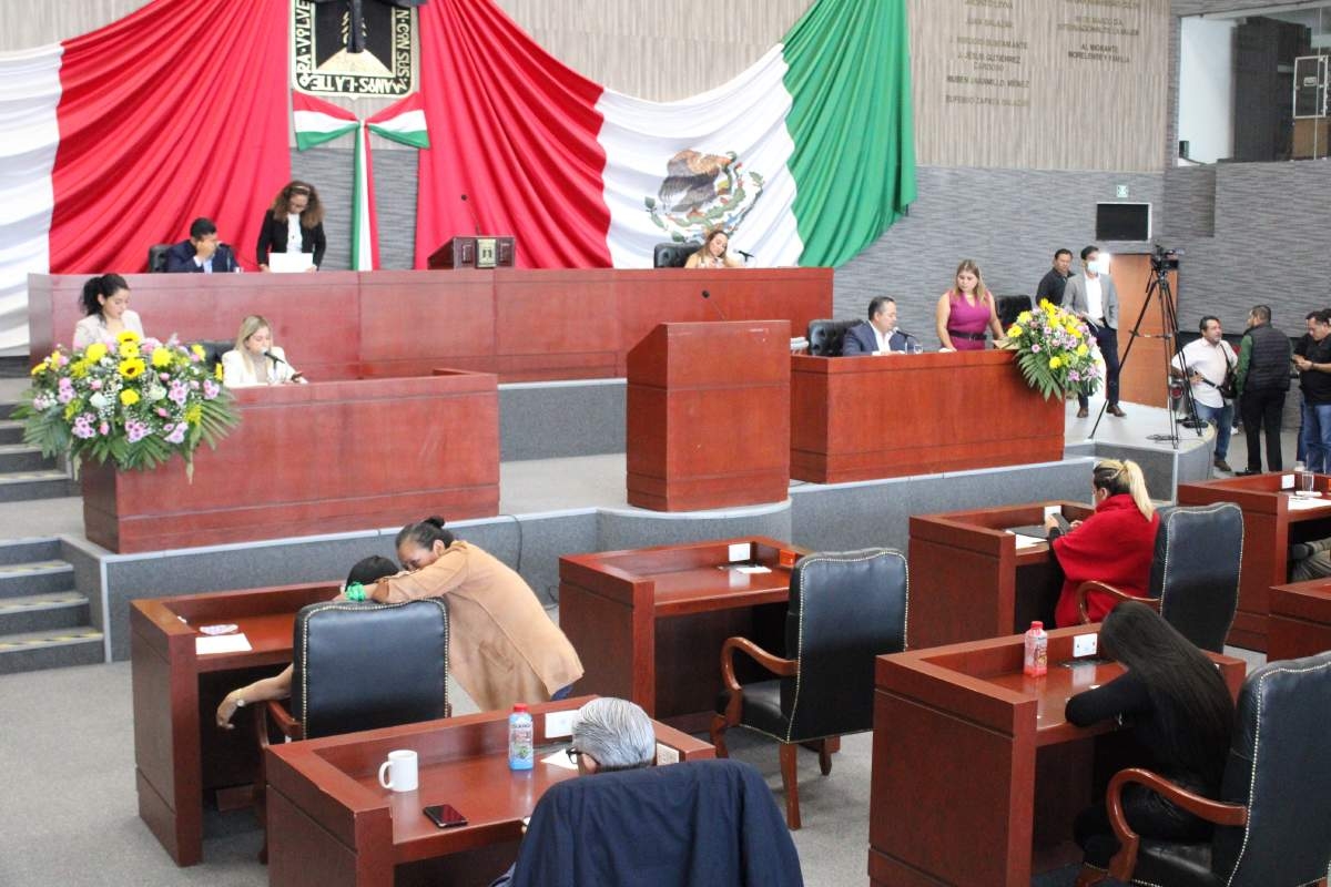 Niegan aguinaldo a trabajadores del grupo minoritario del Congreso