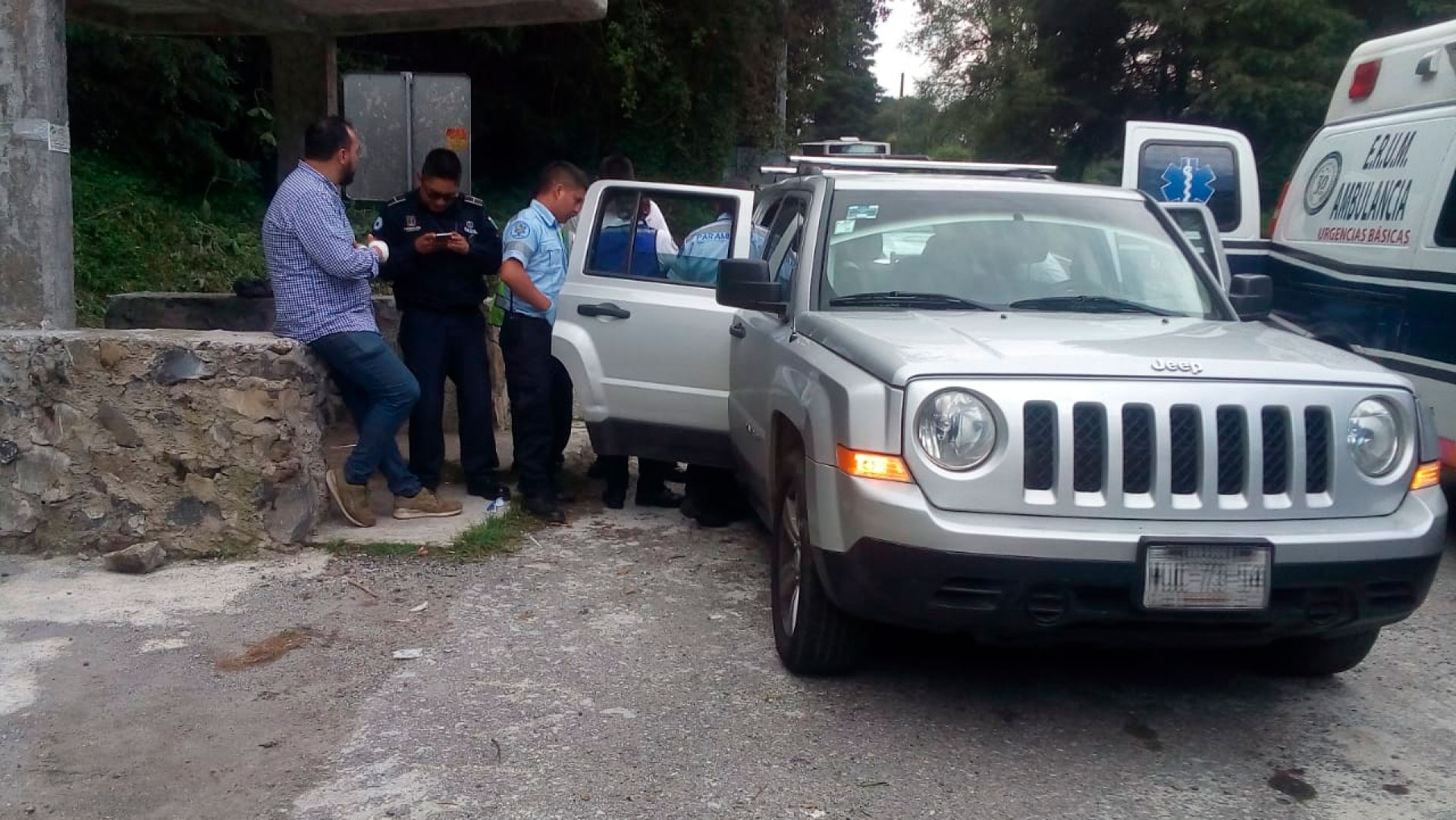 Auxilian policías a familia víctima de asalto, en carretera México-Cuernavaca