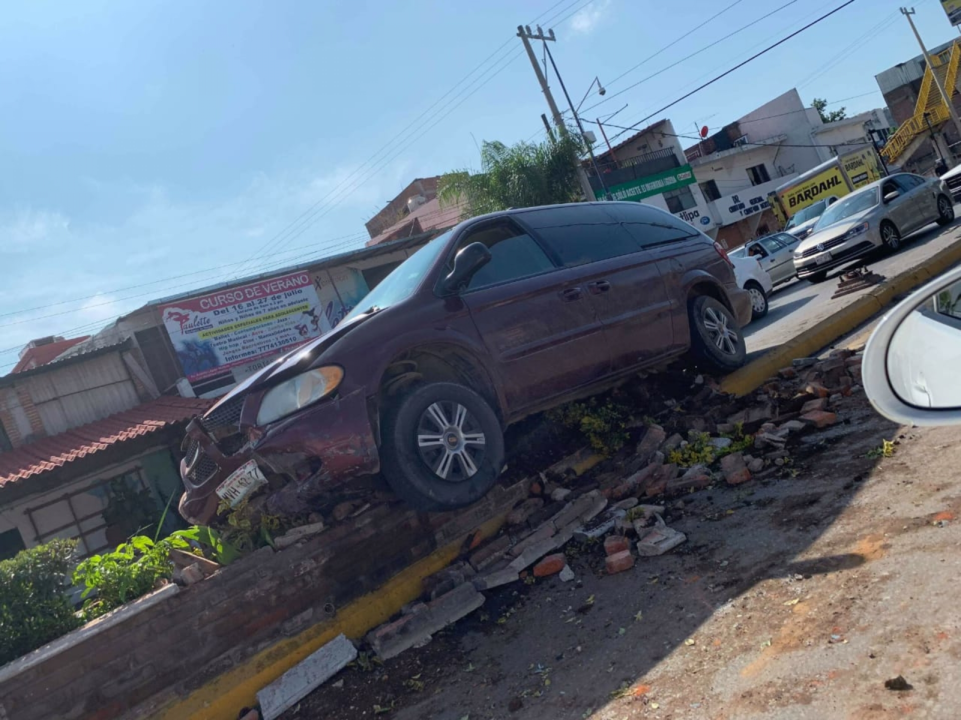 Choca camioneta contra camellón, en Temixco
