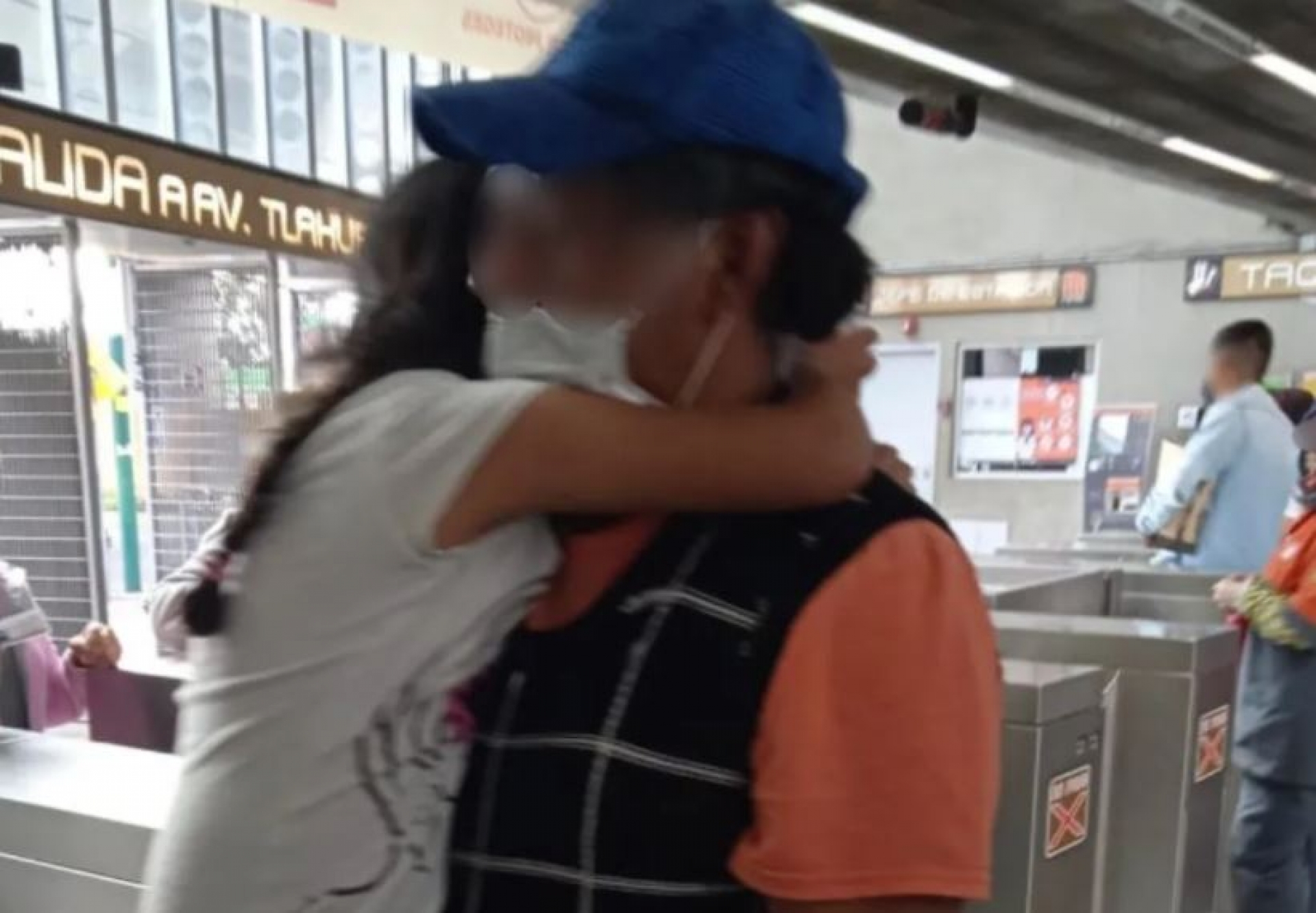 Niña escapa de casa para buscar a su papá; dijo a la policía que su mamá la maltrata