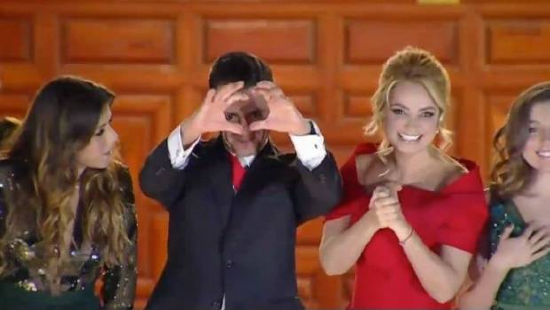 Así aclara EPN significado de la seña que hizo durante ceremonia del Grito