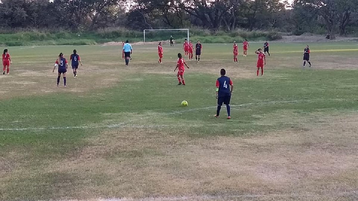 Quieren ir a la final de la Copa Metropolitana de futbol femenil