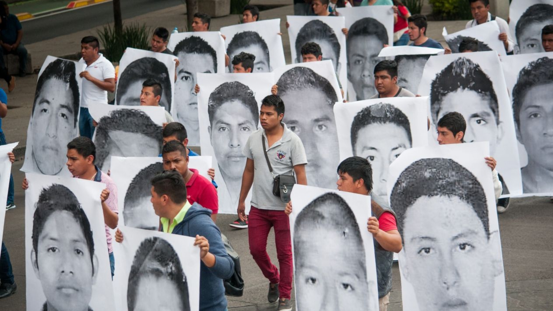 Se gradúa la generación de los 43 de Ayotzinapa
