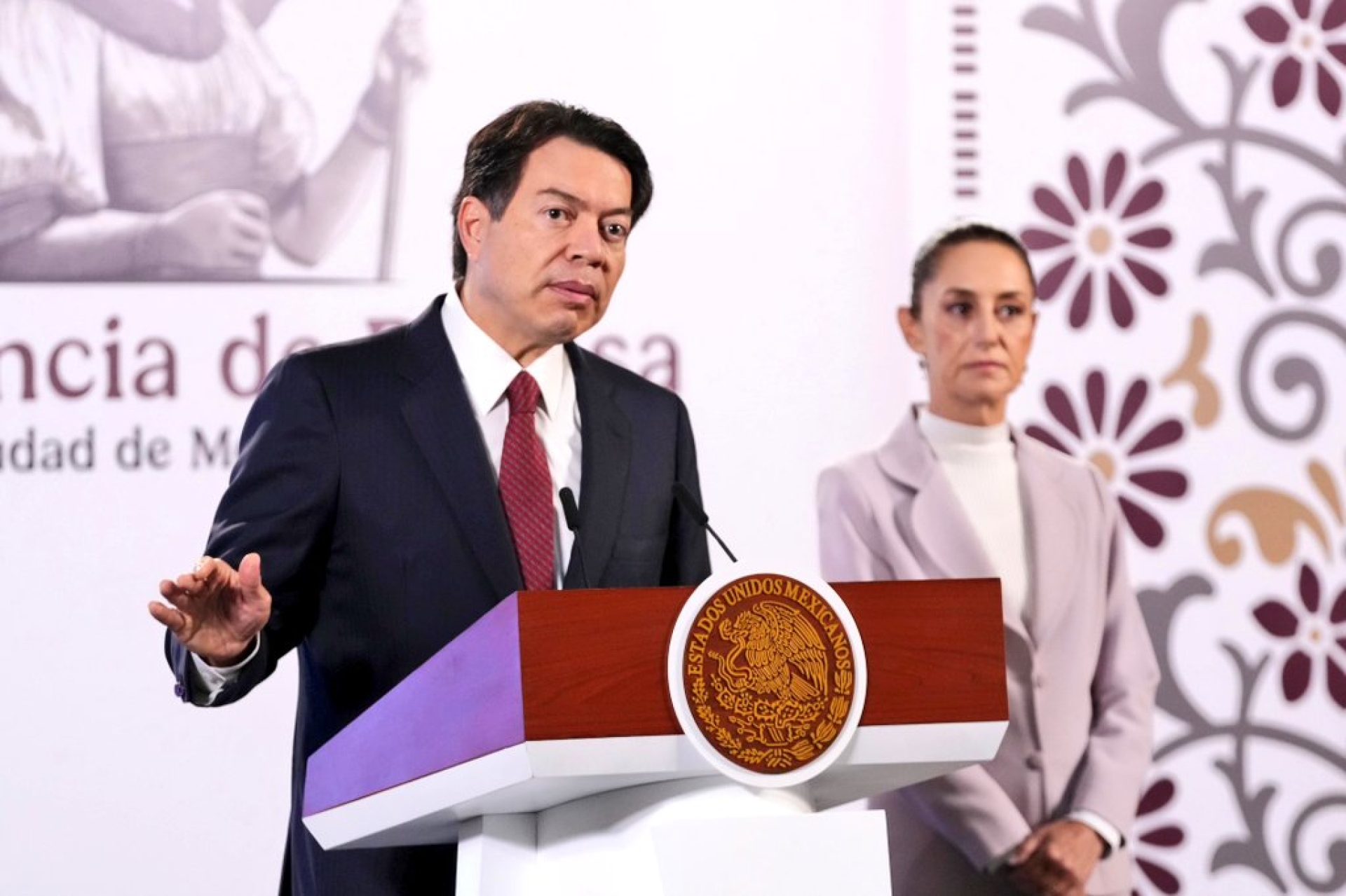 Mario Delgado presenta beca 'Rita Cetina Gutiérrez' para educación básica