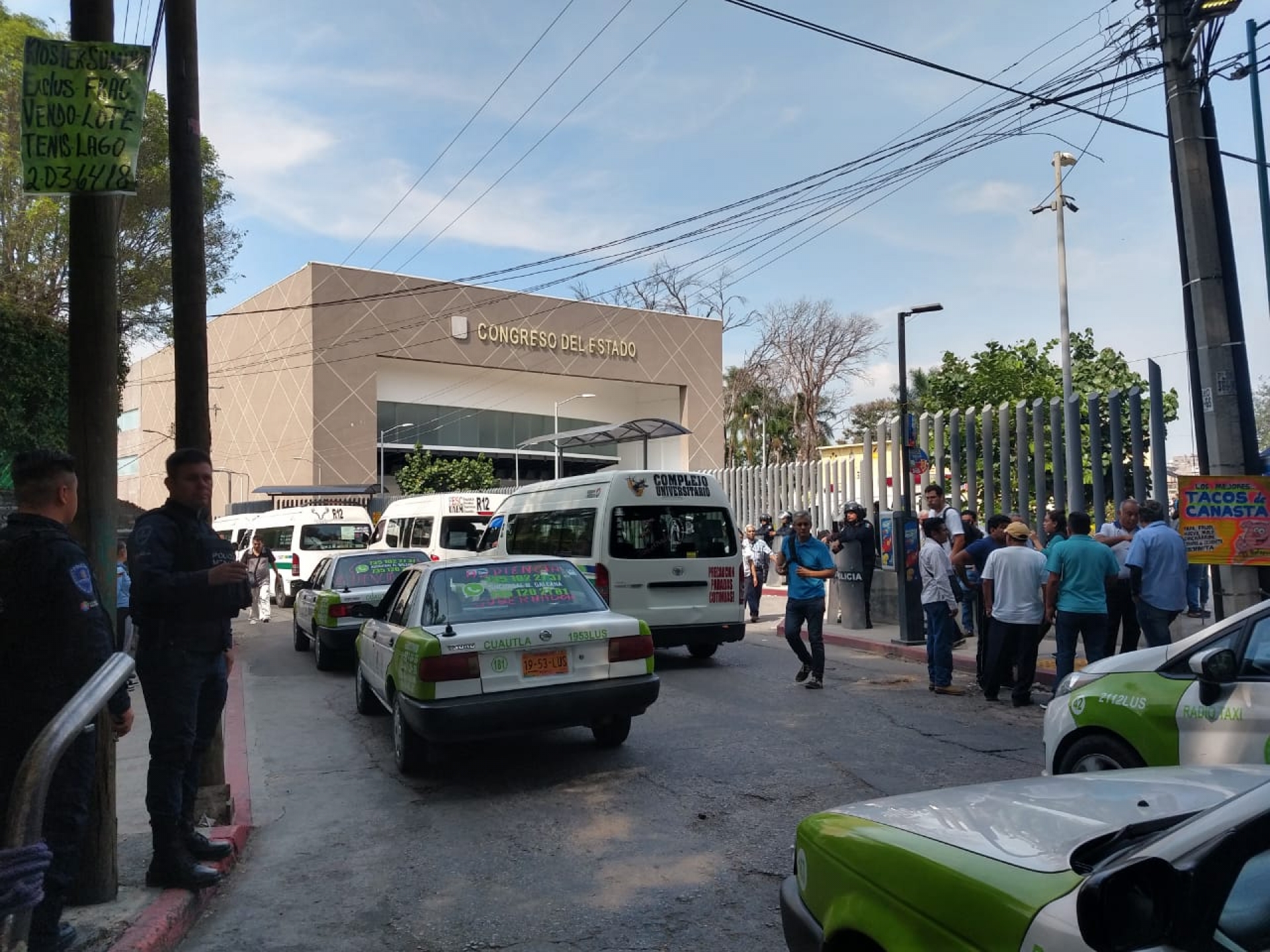 Protestan transportistas en el Congreso del estado
