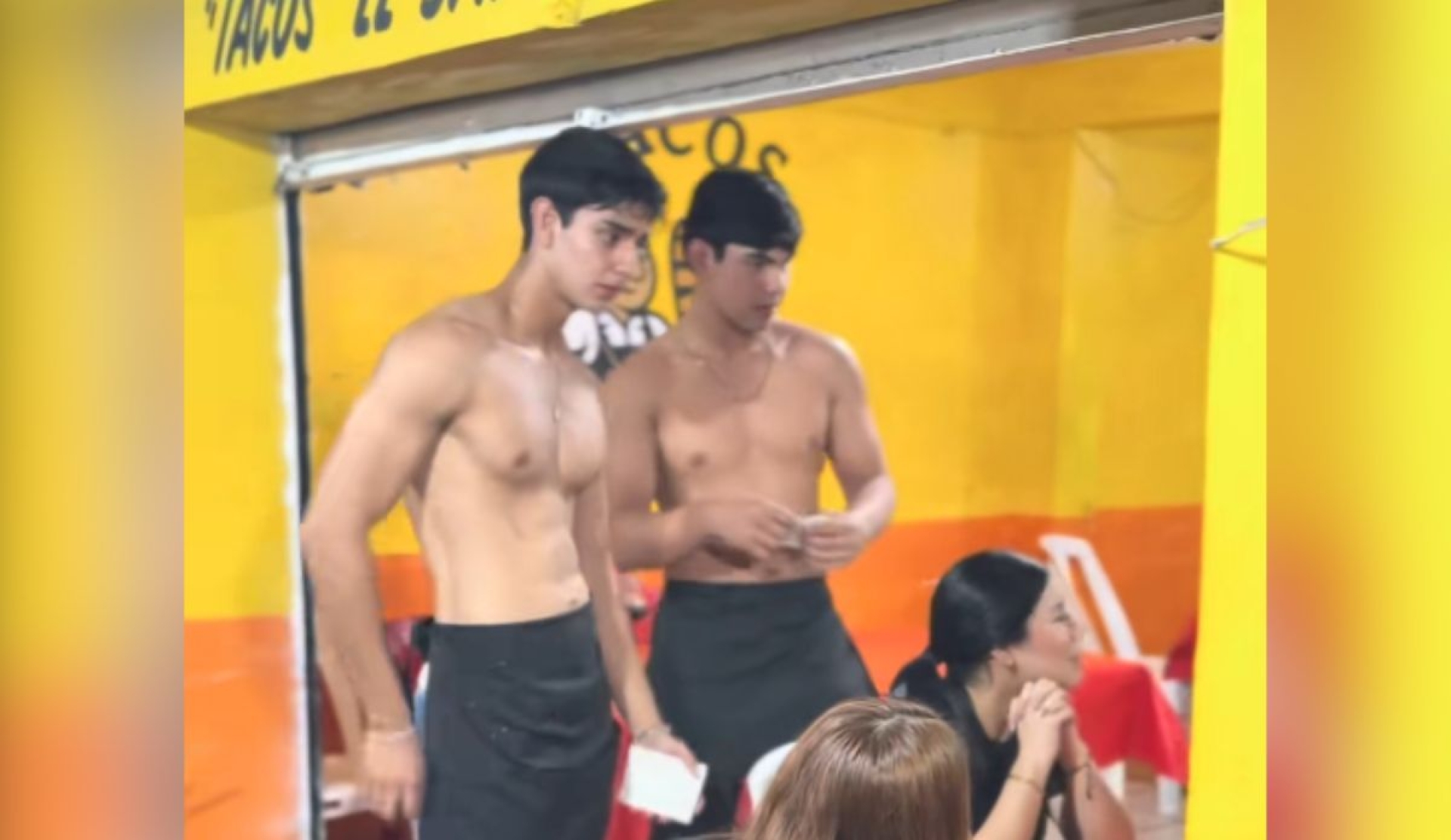 Taquería de Mazatlán se vuelve viral por meseros que atienden sin camisa