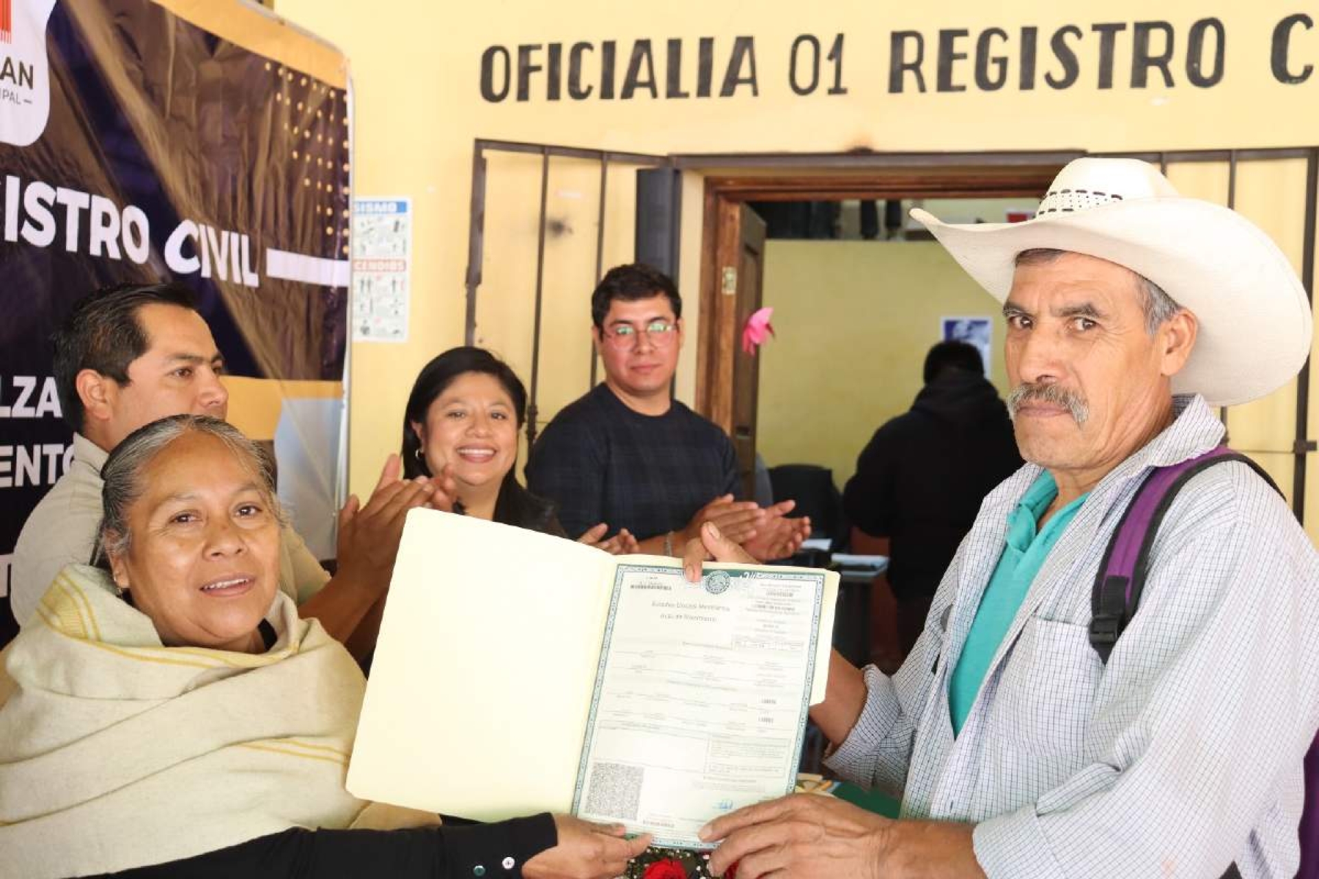 Habitantes de Hueyapan reciben actualización de acta de nacimiento