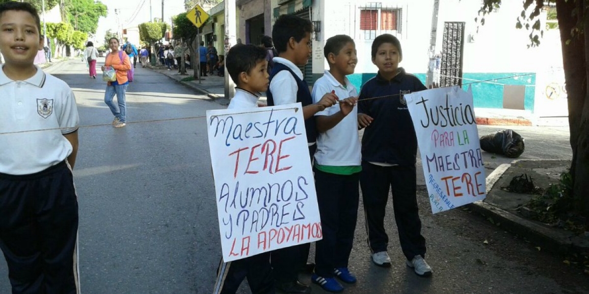Bloquean padres de familia y estudiantes avenida en Cuernavaca; protestan por cese de maestra