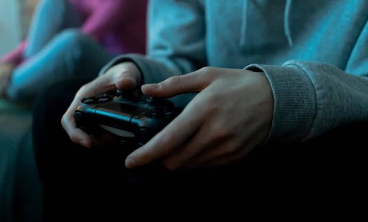 Amarran y rezan por un joven "poseído" por jugar Free Fire