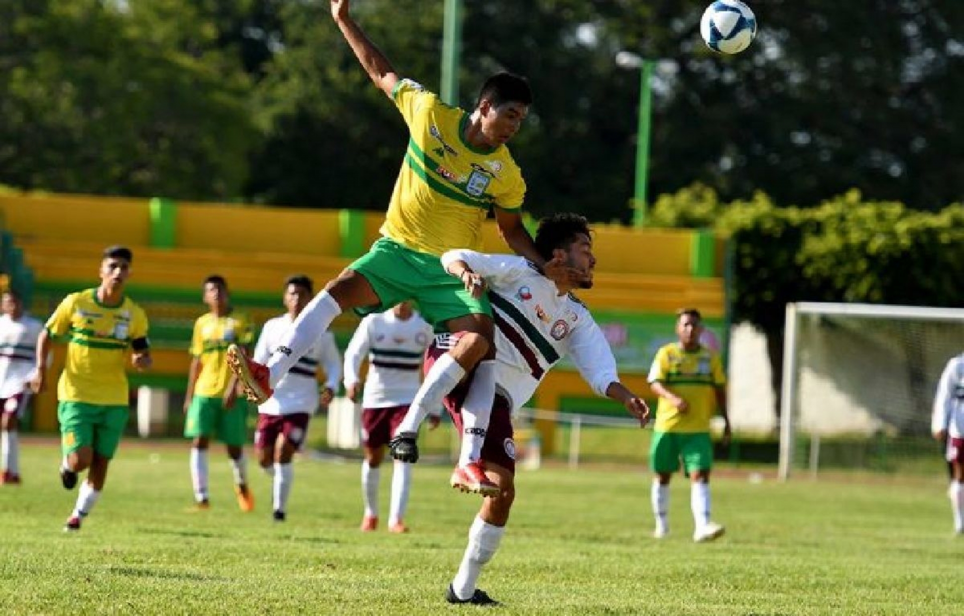 Mauricio Hernández, molesto por la derrota ante Club Calor