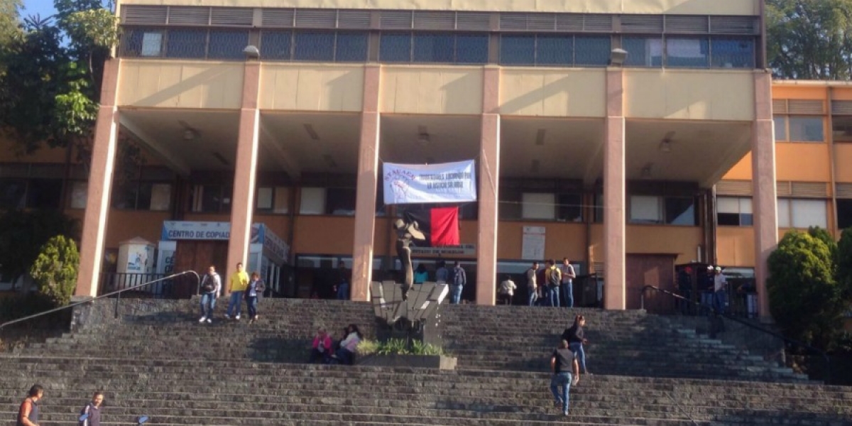 Trabajadores sindicalizados de la UAEM colocan banderas rojinegras; protestan por la falta de pago de aguinaldo