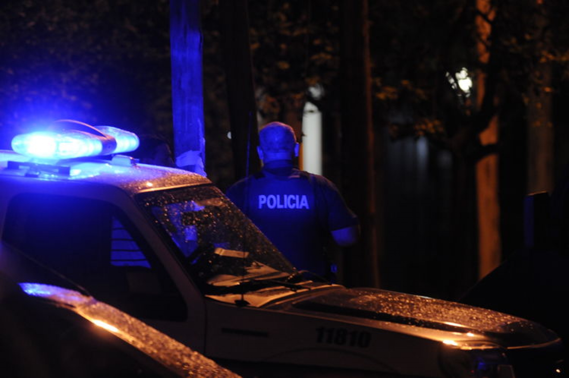 Lo amagaron con pistolas para que entregara su auto