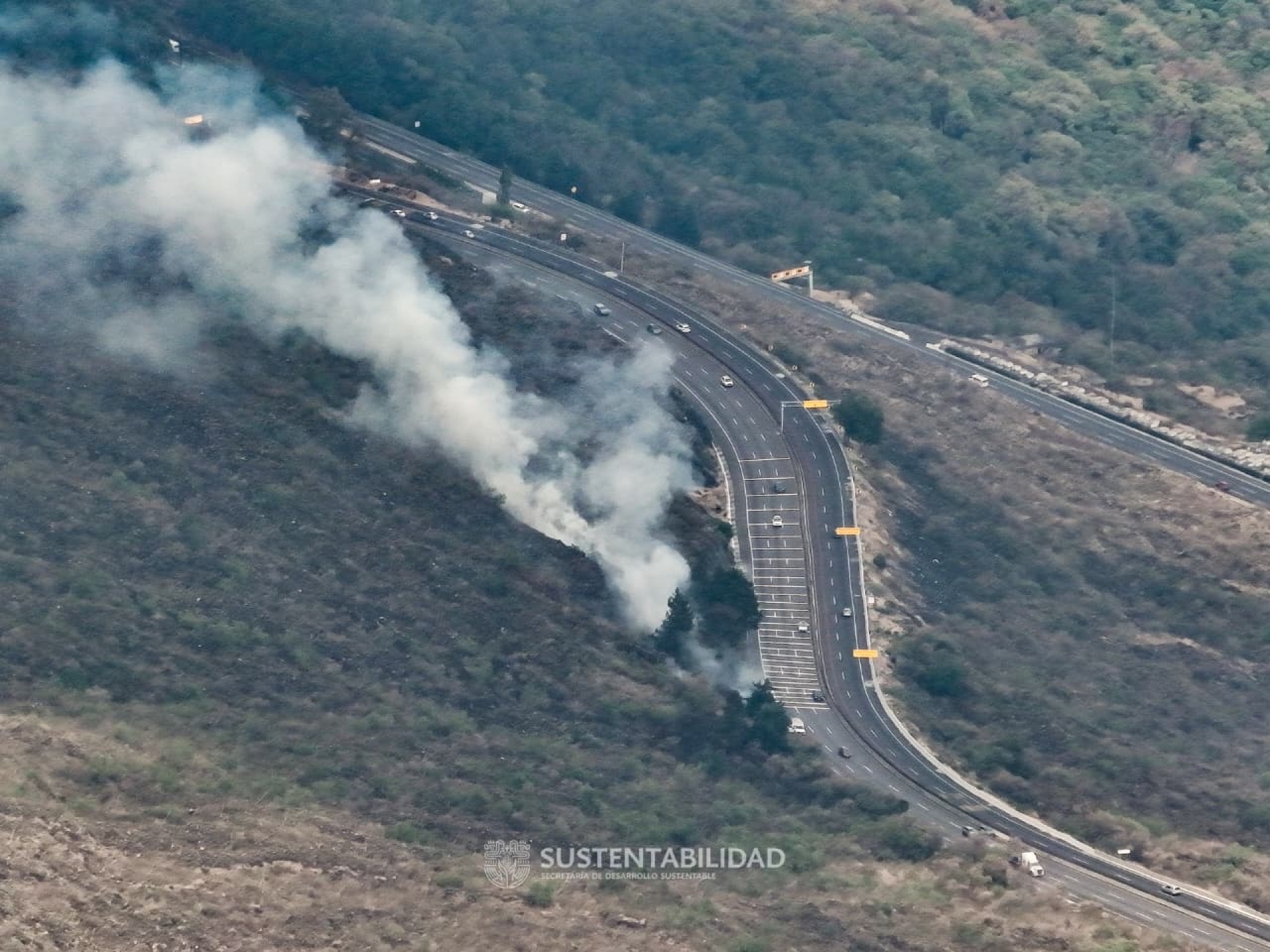 Atienden brigadistas de Morelos incendio forestal en autopista Cuernavaca-México