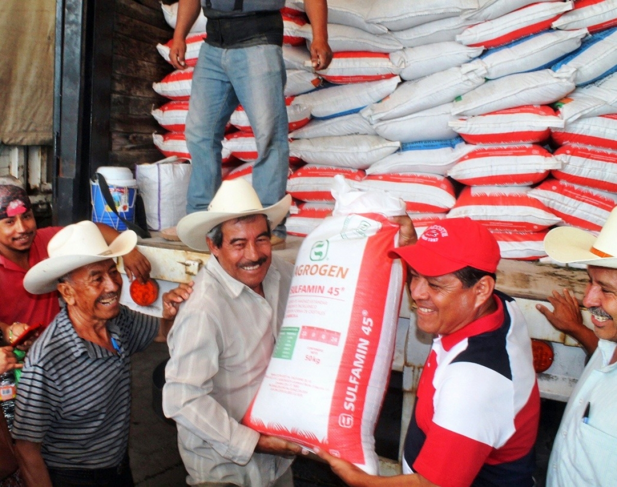 Entregan 60 toneladas de fertilizante a productores del campo en Jonacatepec