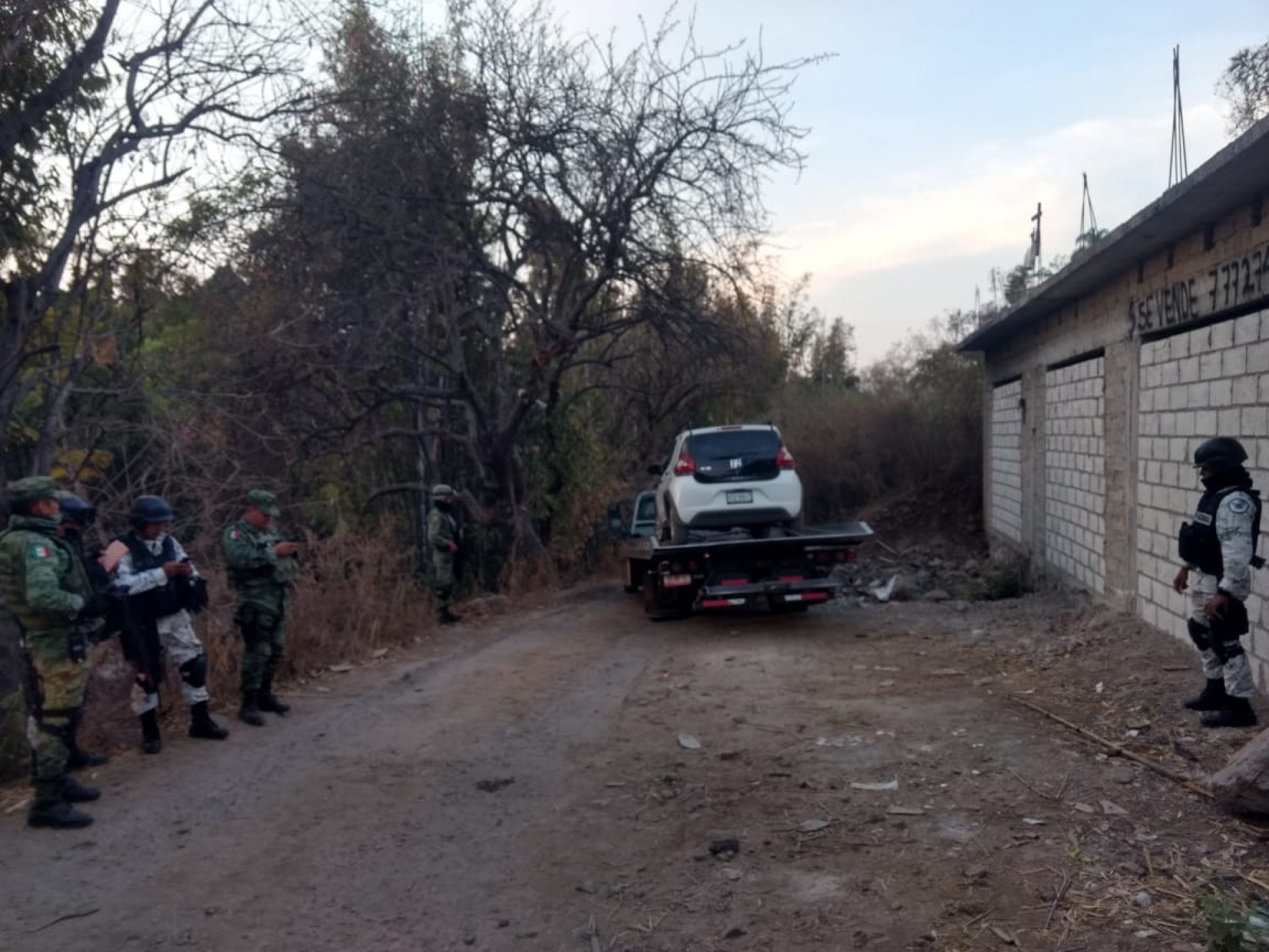 Asesinan a tiros a dos hombres en un automóvil, en la colonia Paraíso Montessori