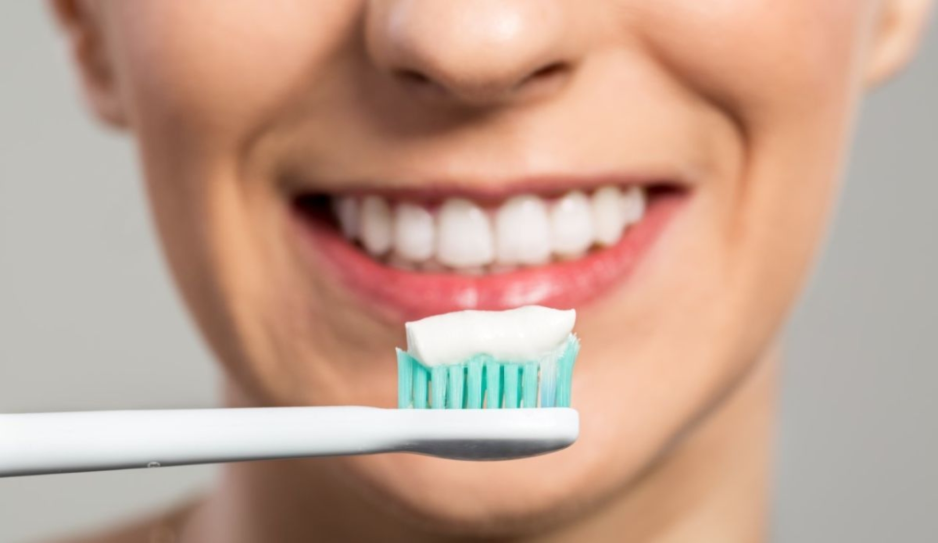 Cepillado nocturno, la clave para proteger dientes y encías