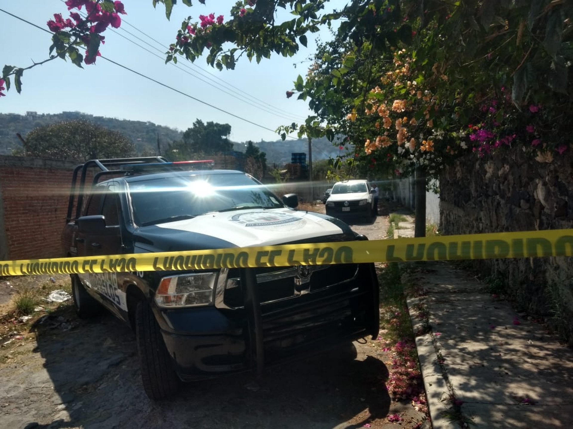 Hallan el cadáver de un hombre en el interior de un vehículo, en Jiutepec
