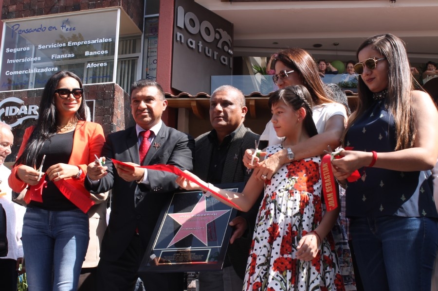 Develan placa en "Paseo de las Estrellas" en honor a Joan Sebastian