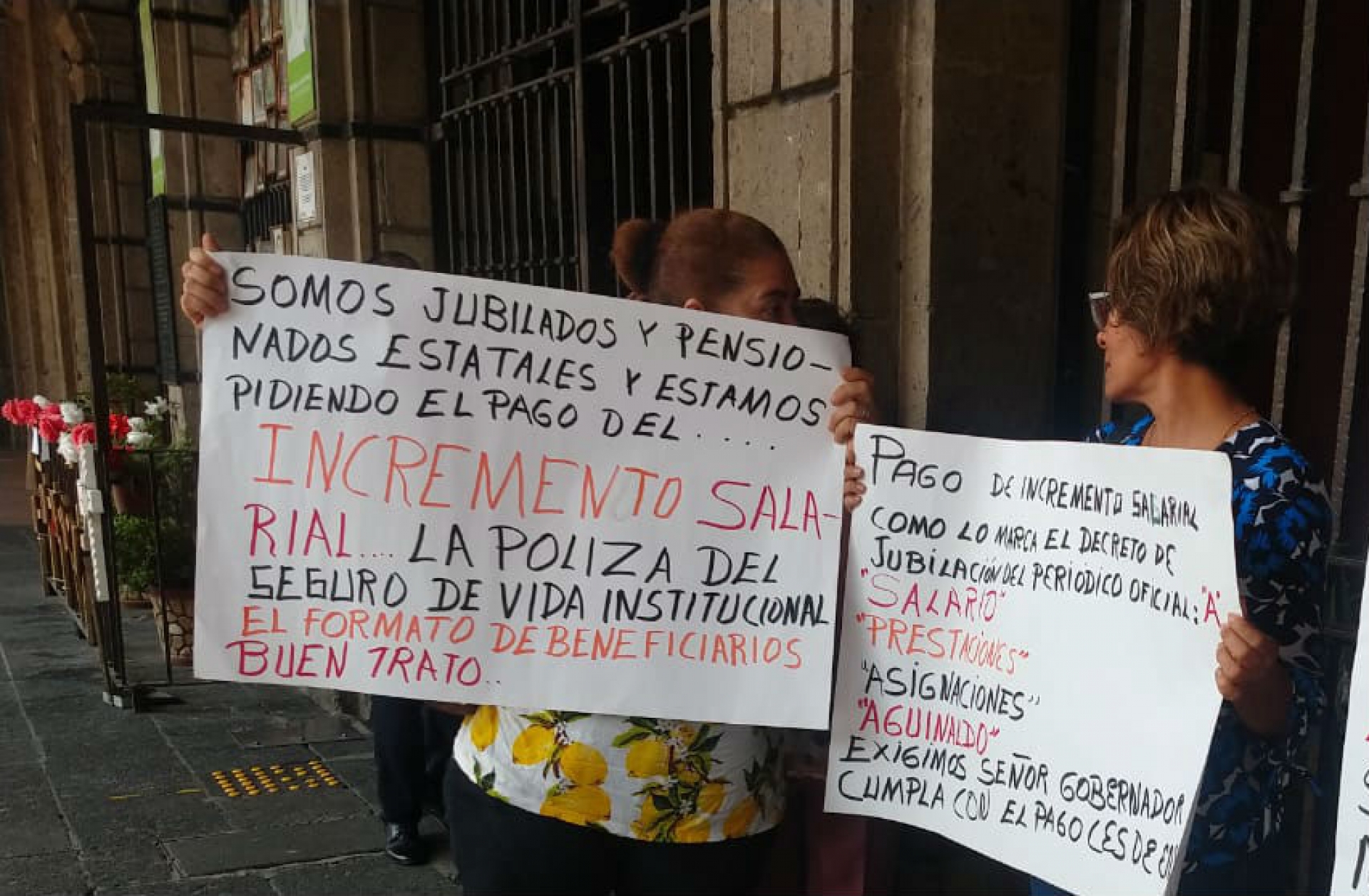 Se manifestaron maestros jubilados; exigen pago de incremento salarial