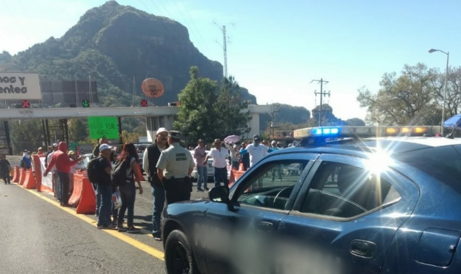 Inicia diálogo GN con manifestantes en la caseta de Tepoztlán
