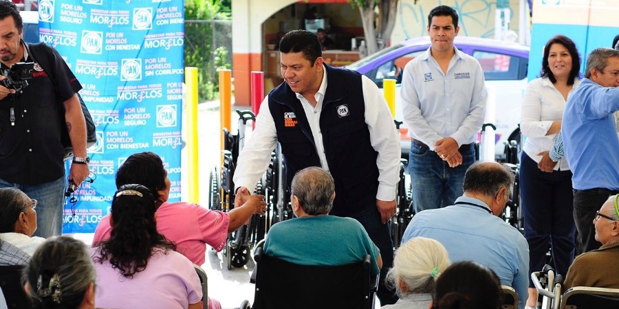 Entregan sillas de ruedas a personas con capacidades diferentes