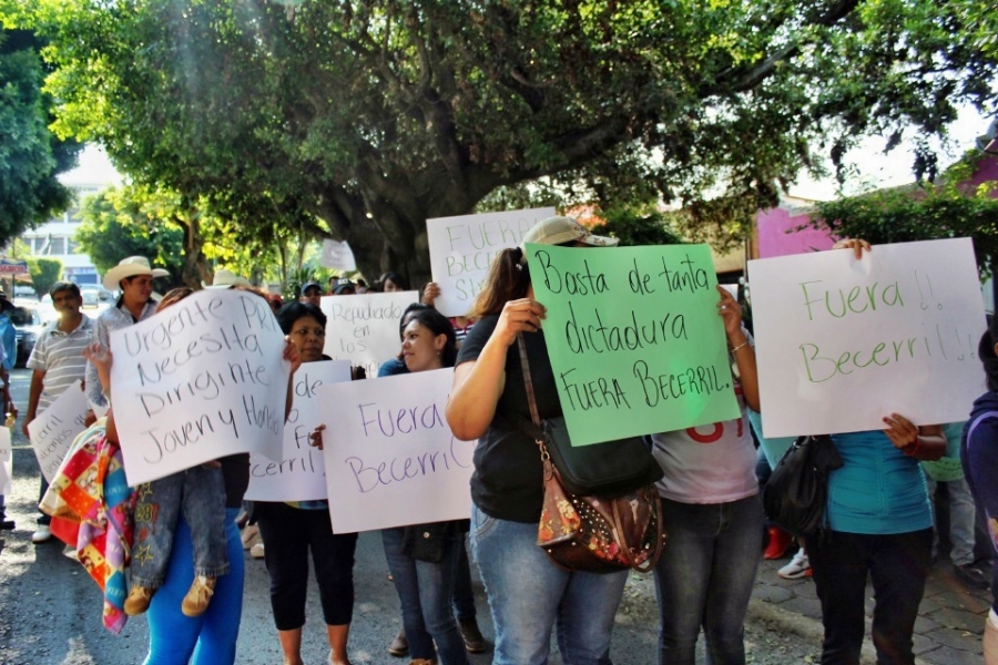 Priistas toman la sede de su partido; exigen la salida de Becerril Straffon
