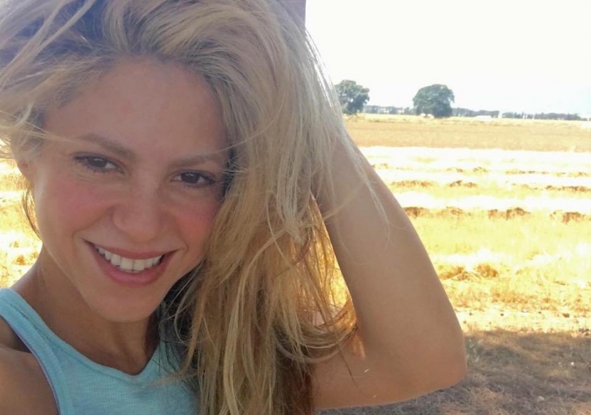 Piqué graba a Shakira tratando de tomarse la 'Selfie' perfecta