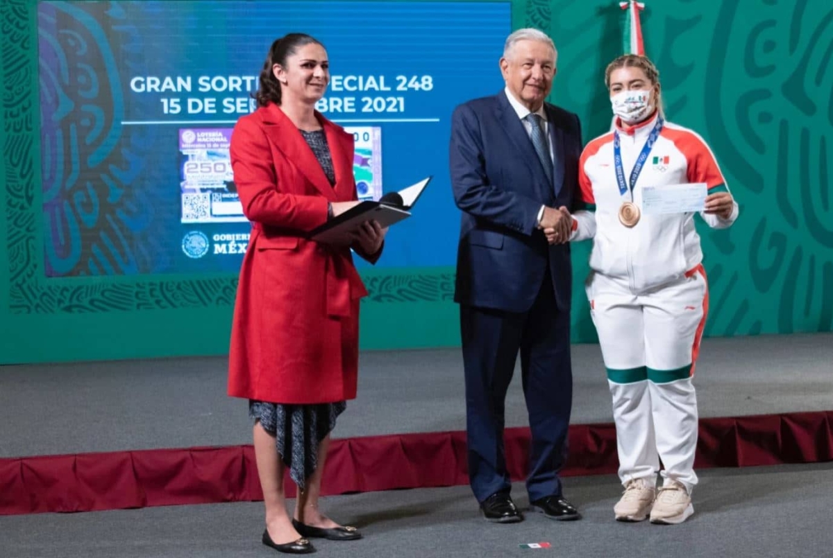 AMLO entrega 110.9 millones de pesos a atletas de Tokio 2020