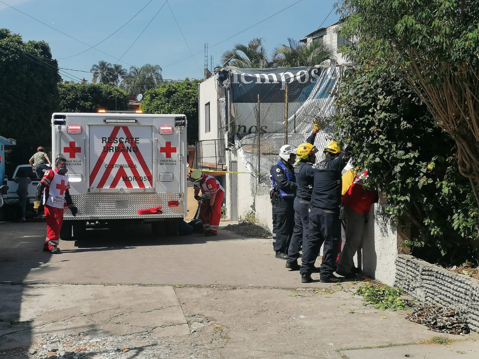 Rescatan a hombre tras caer a una barranca en la colonia Antonio Barona