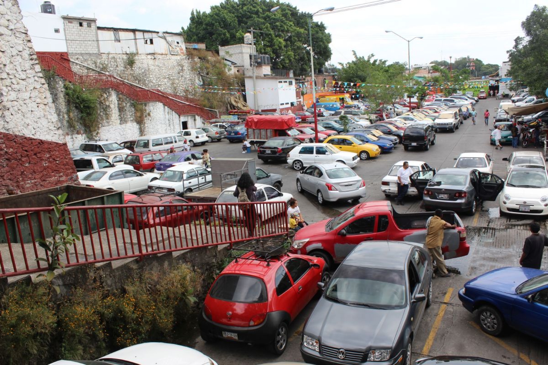 Buscarán que sólo clientes utilicen estacionamientos del mercado ALM
