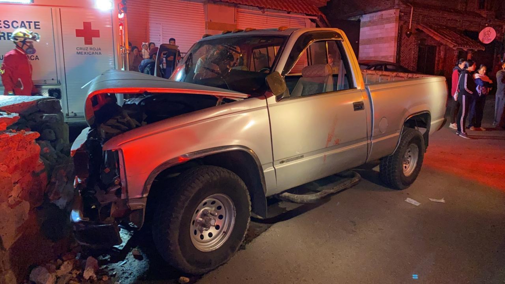 Dos lesionados en accidente vehicular en Ocotepec