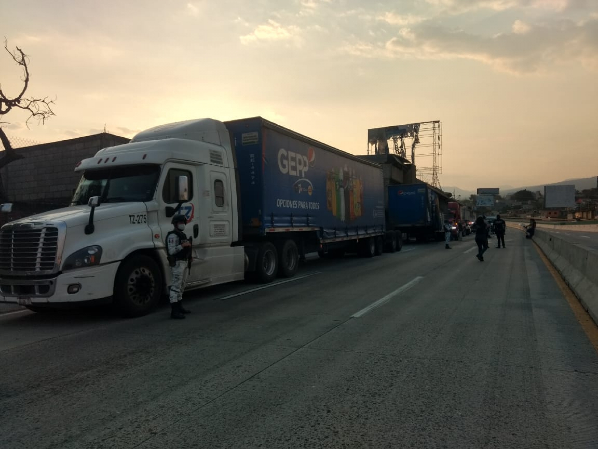Se registró incendio en un tráiler que transportaba refrescos, en el paso exprés