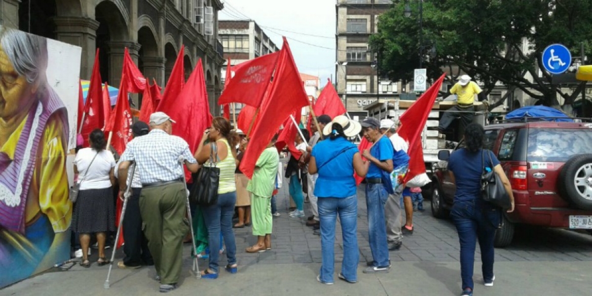 Vuelve a manifestarse Antorcha Campesina en el zócalo capitalino