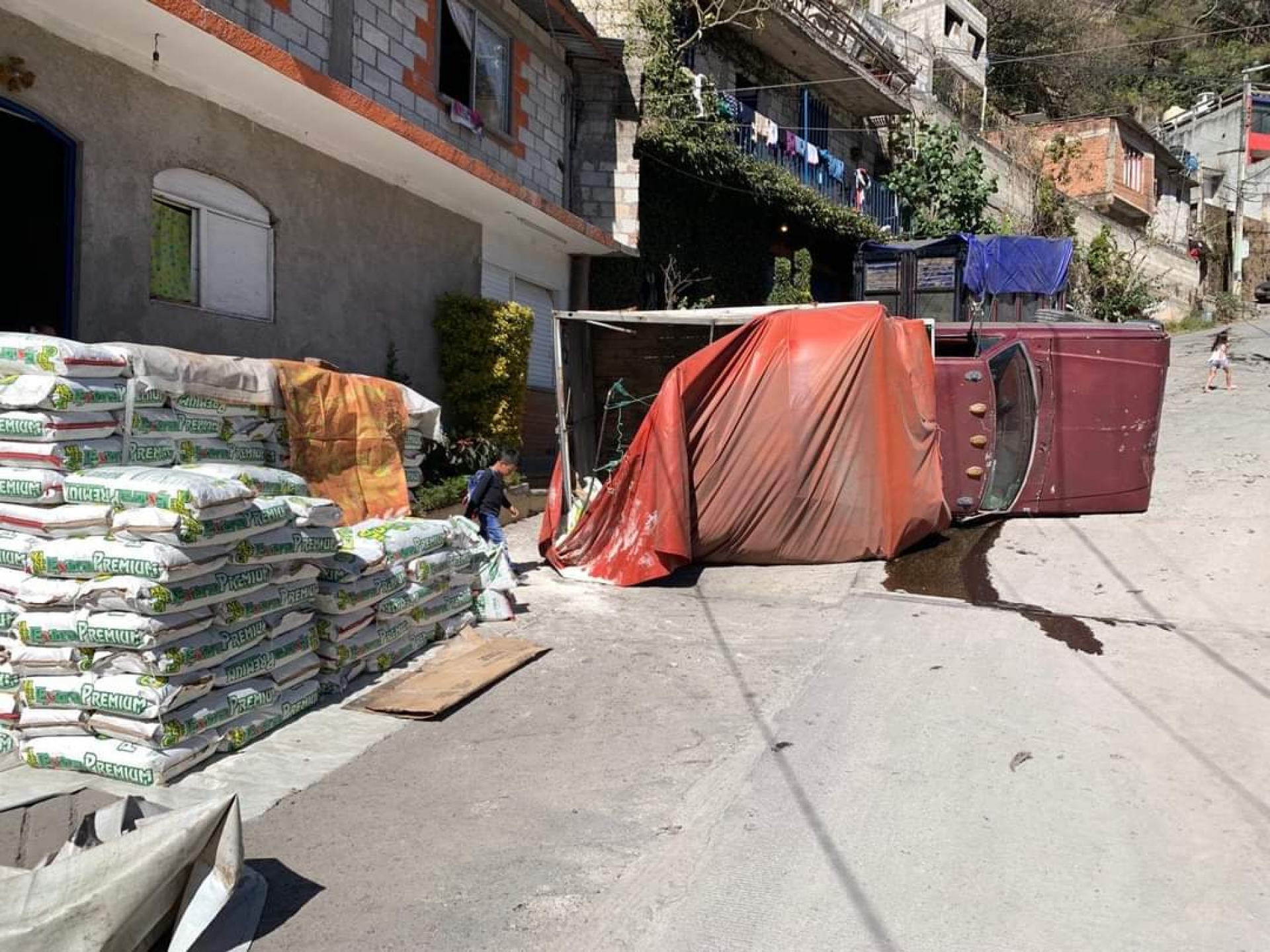 Vuelca camioneta en la colonia Adolfo Ruiz Cortines, en Cuernavaca