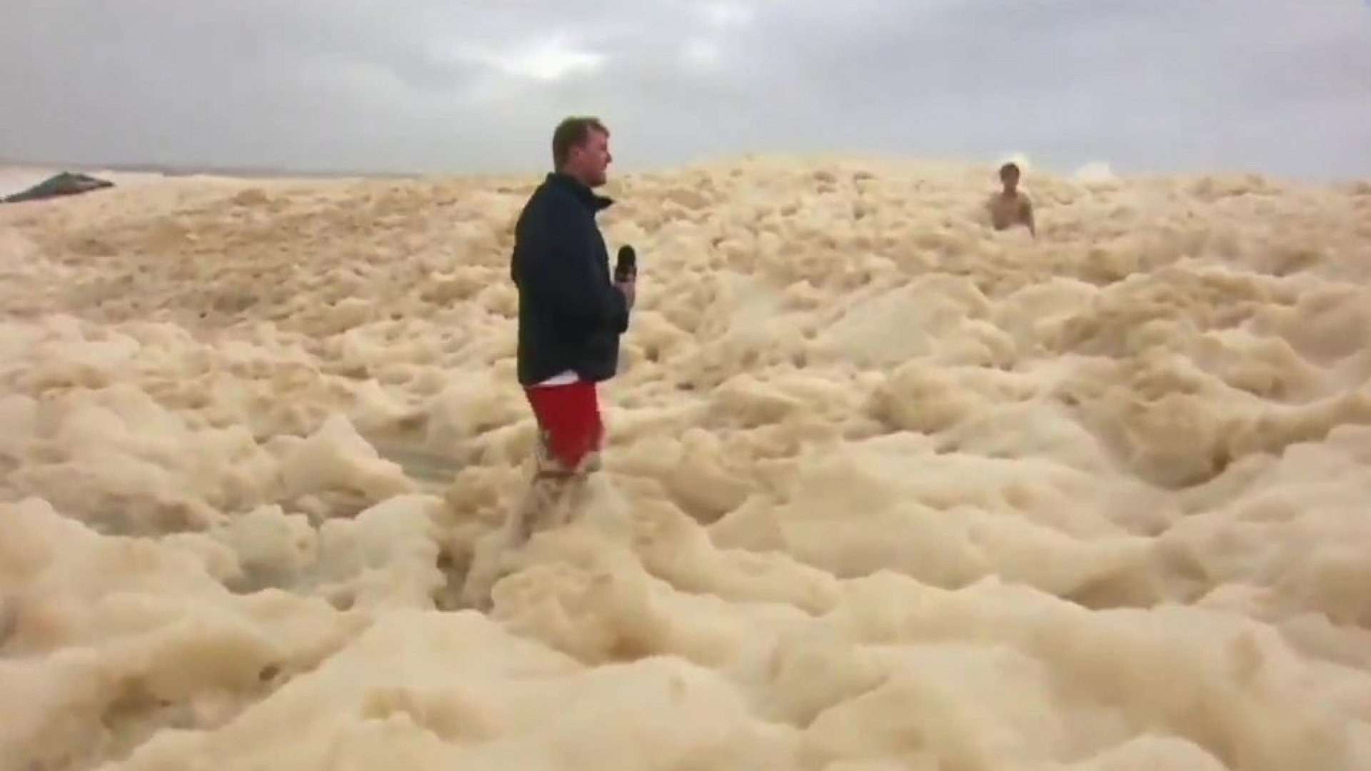 Mujer rescata a su perro en tormenta de espuma en Australia