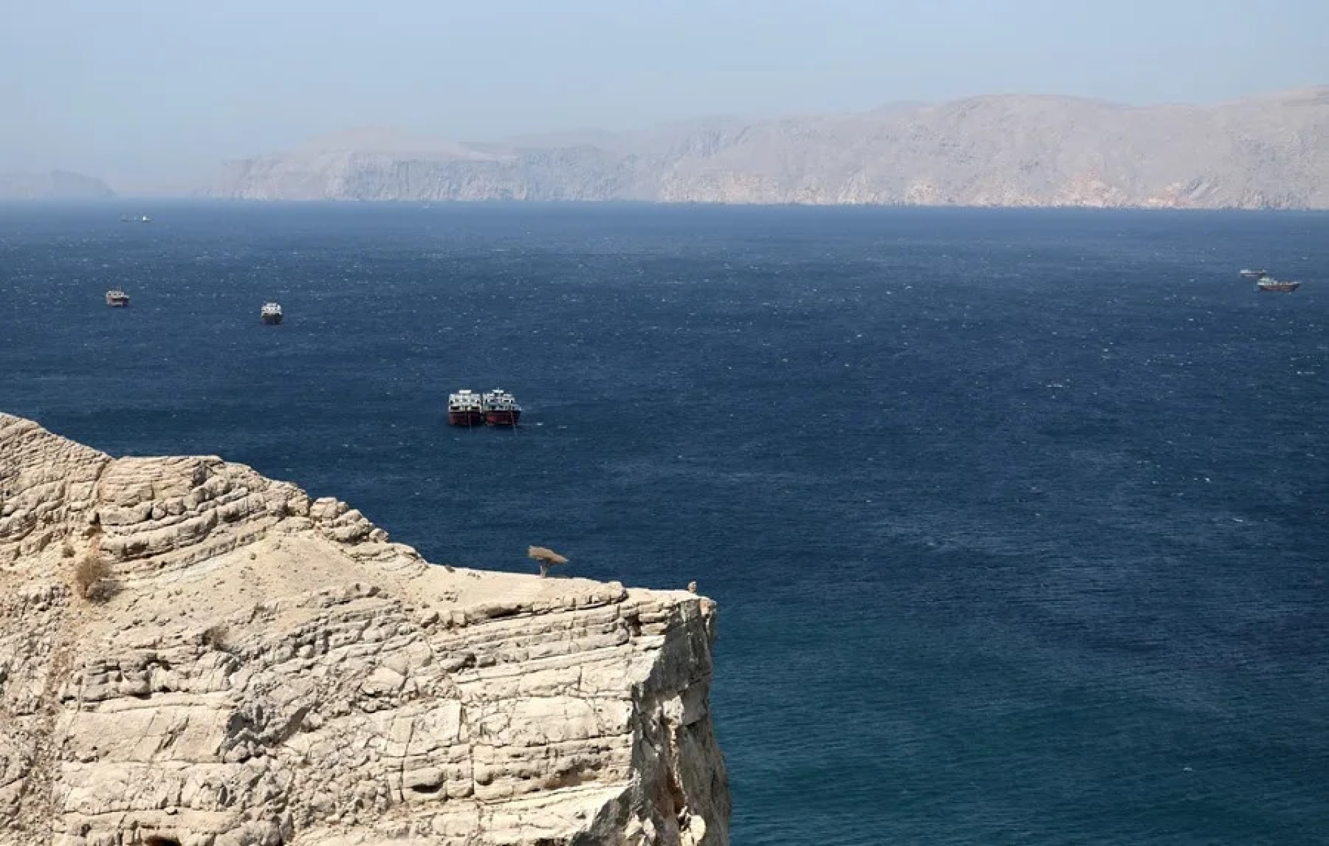 Irán cierra el estrecho de Ormuz, ruta estratégica del petróleo