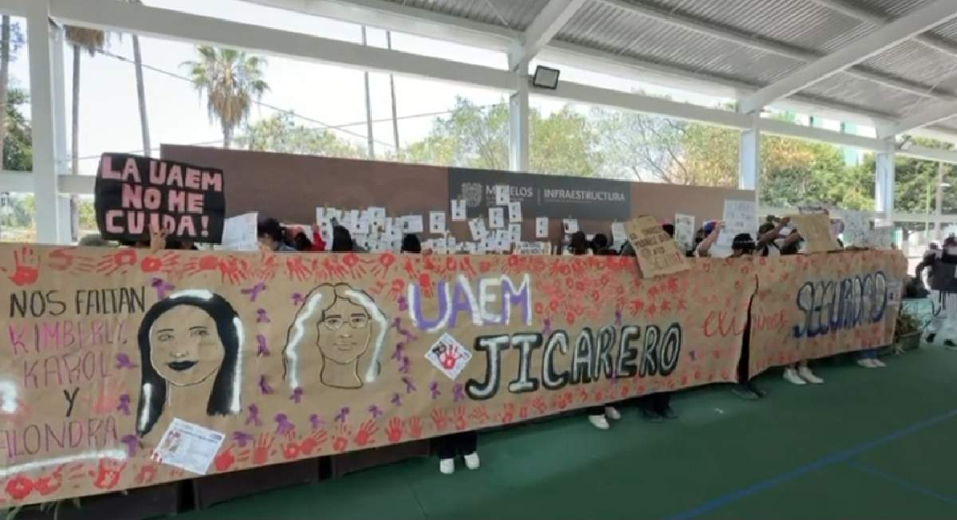 Alumnos irrumpen en evento oficial en Zacatepec para exigir seguridad