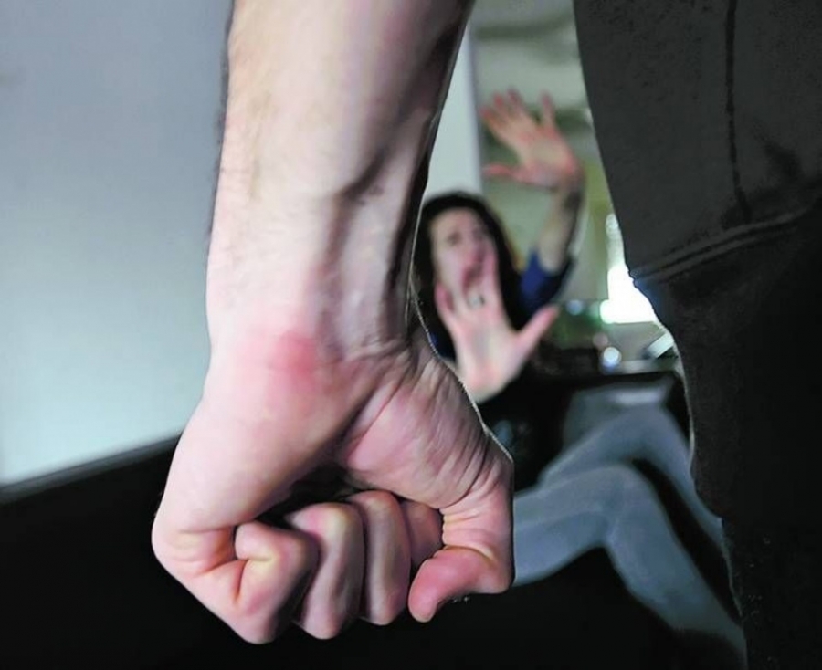 Arrestan a un hombre por golpear a su esposa