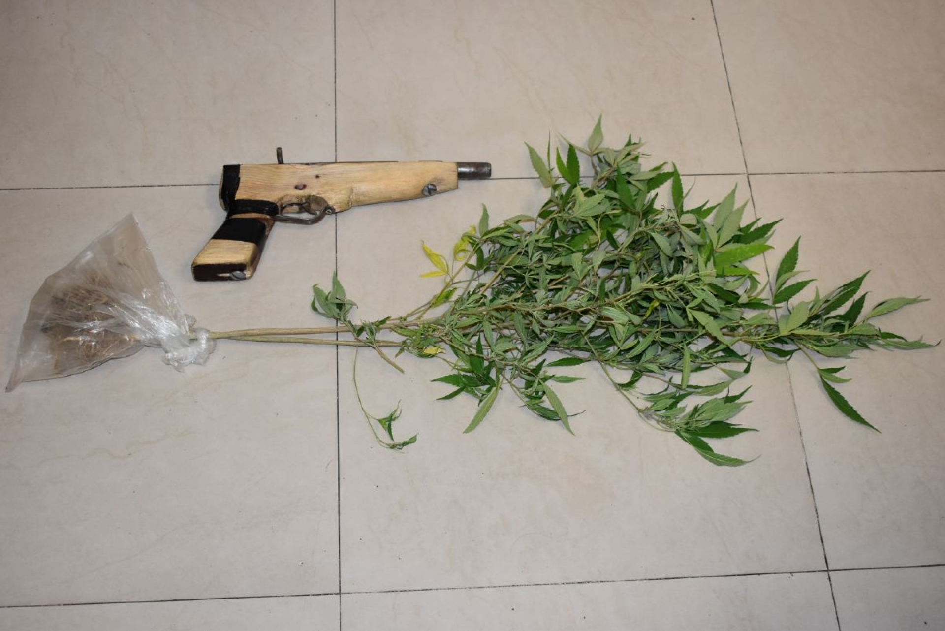Golpeó a dos transeúntes y los amenazó con una pistola