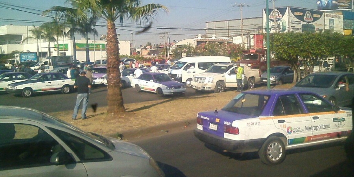 Agrupaciones piden que se expidan ya las placas de taxis, como parte del proceso de regularización del 2014