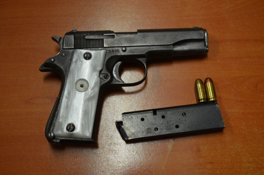 Transportaban una pistola a bordo de un auto