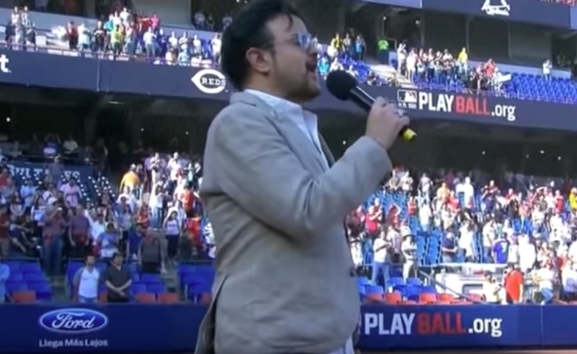 VIDEO: Escucha el 'error' de Aleks Syntek al cantar el Himno Nacional