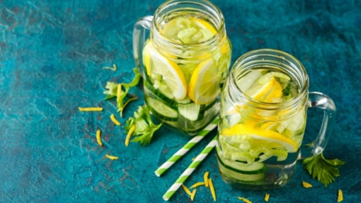 Agua de apio con limón, prepara una bebida saludable para bajar de peso
