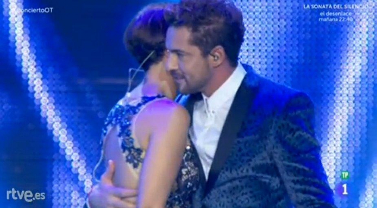 Bisbal rechaza beso de su ex novia en el escenario
